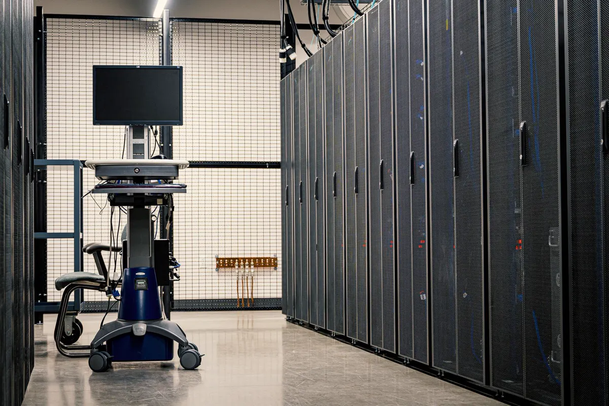 Un pasillo entre racks de servidores en una sala de datos