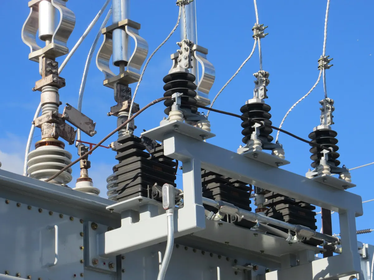 Aisladores y equipos de transformación en una subestación eléctrica