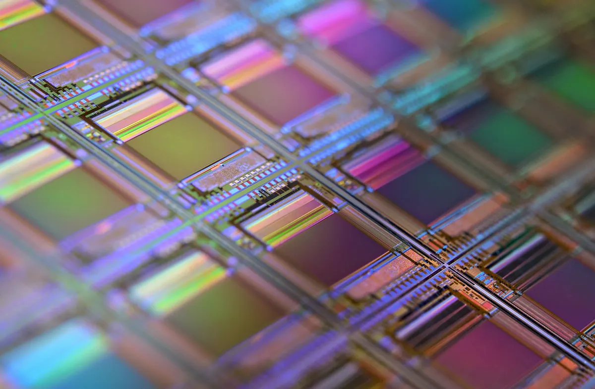 Primer plano de los chips de una oblea de silicio